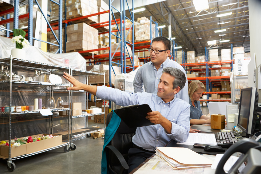 Business Colleagues Working At Desk In Warehouse / © Monkey Business / Fotolia.com.