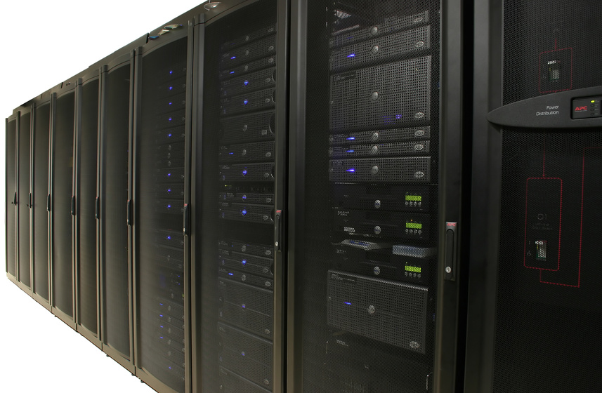 cabinets containing 1u and 2u servers / © Amy Walters / Fotolia.com.